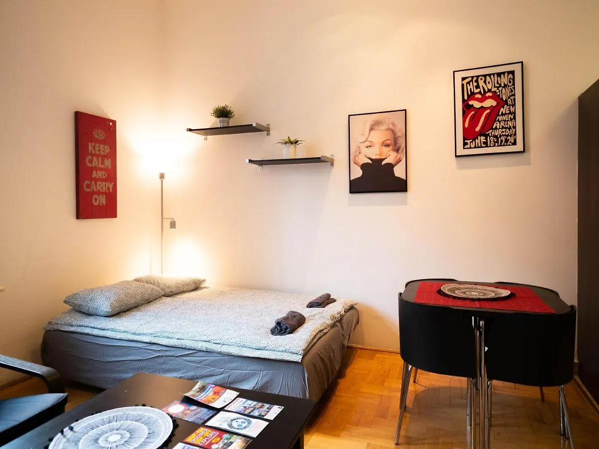 Cozy Central Apt With Garage At Gozsdu Passage Budapest Hungary